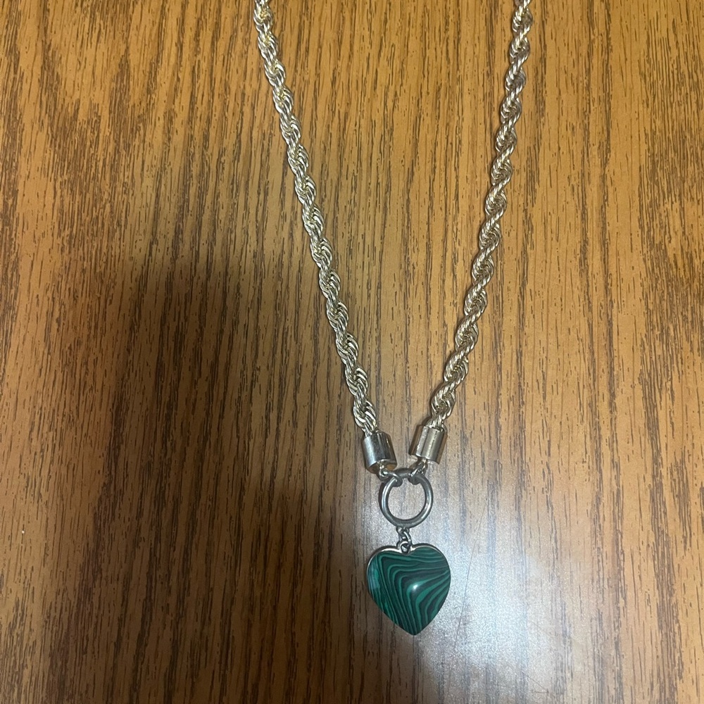 Jcrew gold and emerald Heart Pendant Necklace. 💚💚💚💚💚